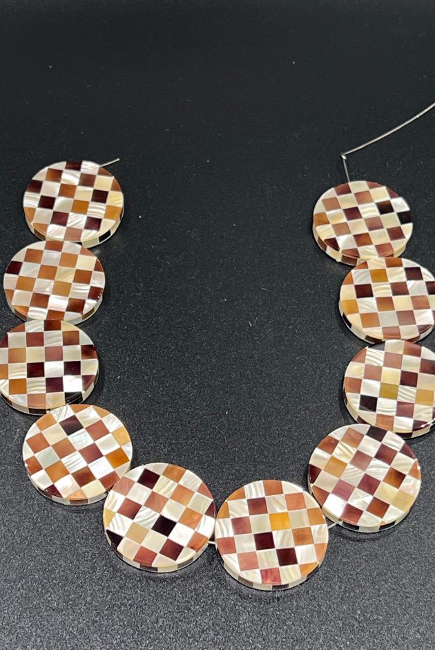 Troca & Penshell Checkers Bead Strand (10pcs)