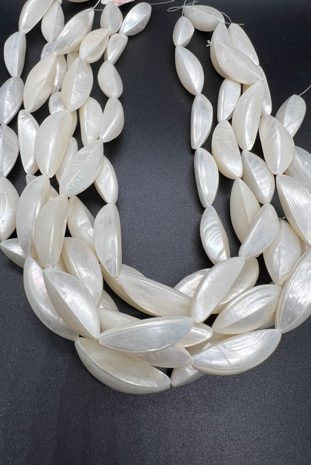 Troca Garlic Bead White Strand (12pcs)